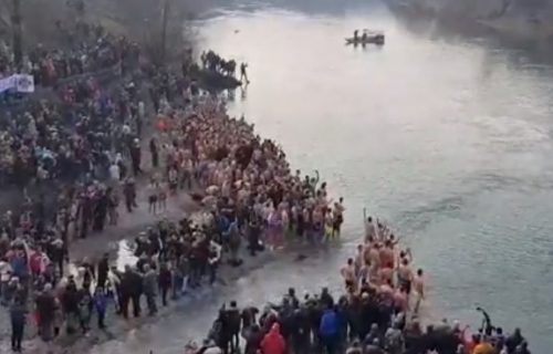 Podgorica na nogama, vernici pre plivanja za časni krst skandirali: "Crna Gora i Srbija - to je jedna familija" (VIDEO)