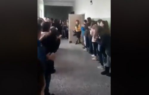 Suze same idu: dirljiv oproštaj od nastavnice koja odlazi u penziju (VIDEO)