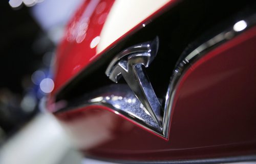 Ko je pobedio? Tesla Model S protiv konja (VIDEO)