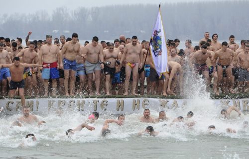 Bogojavljensko plivanje za krst i u Beogradu: Ni ledeni Dunav nije obeshrabrio odvažne (FOTO)