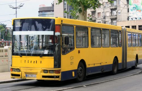 Haos u Surčinu: Muškarac uleteo u TUČU dve žene, jedna ispala kroz OTVORENA vrata autobusa!