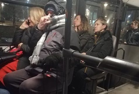 "Ovde ili za poneti?": Scena u beogradskom autobusu napravila HAOS na društvenim mrežama! (FOTO)
