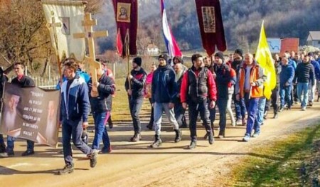 Ne damo svetinje, braćo! Policajac pružio podršku vernicima u litiji (FOTO)