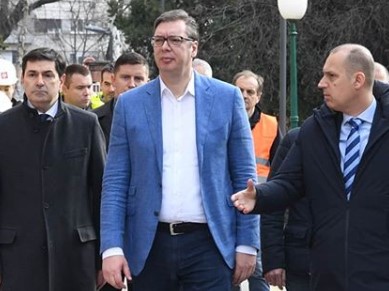 Vučić ispred Infektivne klinike: "Za sve je potrebno vreme, novac, strpljenje, rad i marljivost!" (VIDEO)