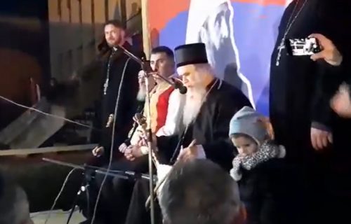 Amfilohije oduševio vernike! Zapevao uz gusle u Pljevljima, dobio aplauz (VIDEO)