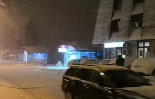 Na putu Novi Pazar-Sjenica zavejano više vozila (VIDEO)