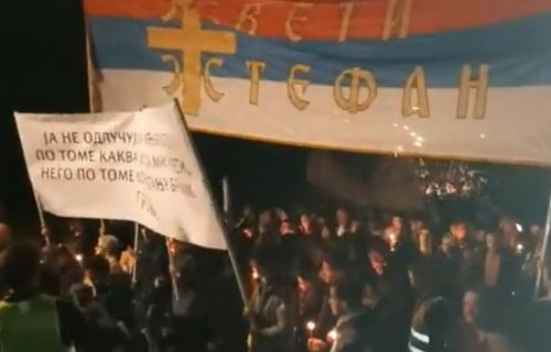 Cela Boka večeras u Budvi: Otac Gojko okupio vernike kod manastira Podlastva (VIDEO)