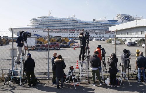 Izlaze sa "kruzera zaraze": Više stotina putnika se iskrcava sa "Dajmond princesa" u Japanu