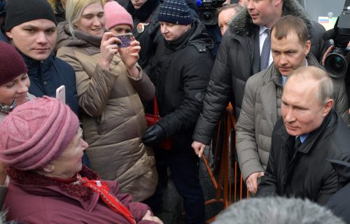 MOŽETE LI TAKO DA ŽIVITE? Ruskinja presrela Putina i načisto ga zbunila (FOTO)