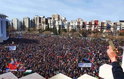 Krenula svenarodna litija, najveća u istoriji Crne Gore, Amfilohije poslao snažnu poruku (FOTO+VIDEO)