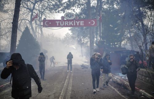 Za njih nema više zaustavljanja, kamenje na policiju, suzavac na demonstrante (FOTO+VIDEO)