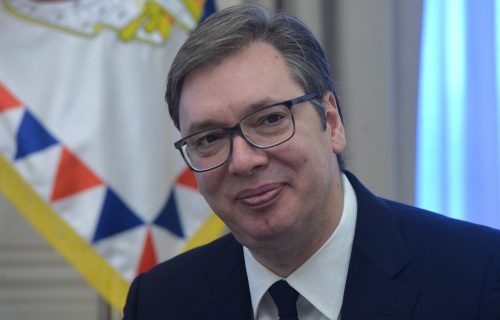 Vučić sa podmlatkom: "Ponosan sam na njihovu energiju i želju da uče" (FOTO)