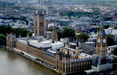 Nepozvan gost ušetao u britanski parlament, svet u šoku zbog jednog detalja (FOTO+VIDEO)