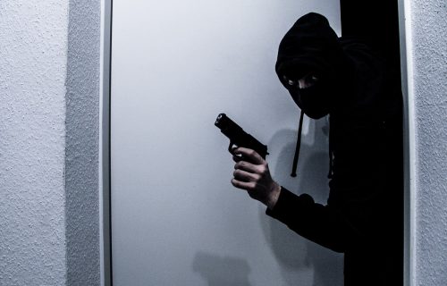 Uhapšeni uz pretnju pištoljem oteo pola miliona iz banke