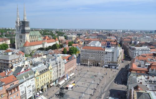 "Nismo topovsko meso": Protest protiv obaveznog vojnog roka u Zagrebu