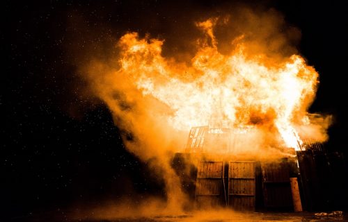 Požar izbio u porodičnoj kući u Zrenjaninu, tri osobe se nagutale dima