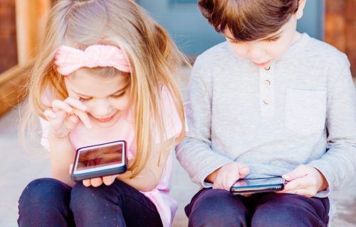 Deca u Srbiji dnevno provode u proseku tri sata na internetu