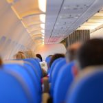 Putnik iz Srbije obuzdao pomahnitalog muškarca u avionu: Drama, cika, vriska, povici "Allahu Akbar" na letu za Glazgov (VIDEO)