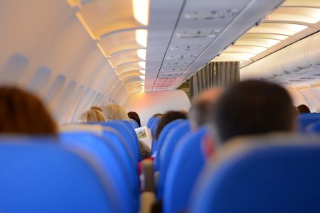 Putnik iz Srbije obuzdao pomahnitalog muškarca u avionu: Drama, cika, vriska, povici “Allahu Akbar” na letu za Glazgov (VIDEO)
