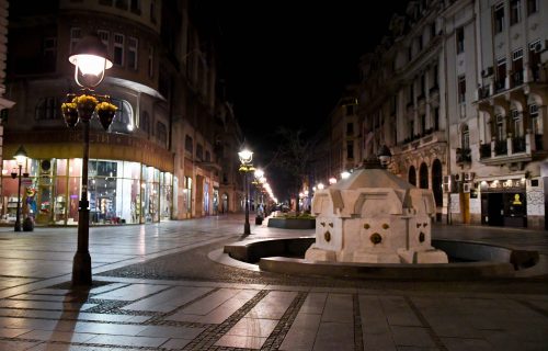 "I oni bi ostali kod kuće": Izložba Jugoslava Nikolića otvorena u Knez Mihailovoj (FOTO+VIDEO)