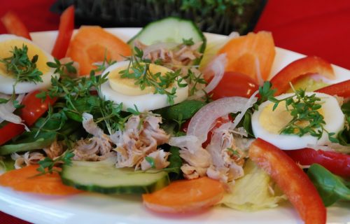 Isprobajte bombu od salate! Sardinama, jajima, krompirom i boranijom protiv korone!
