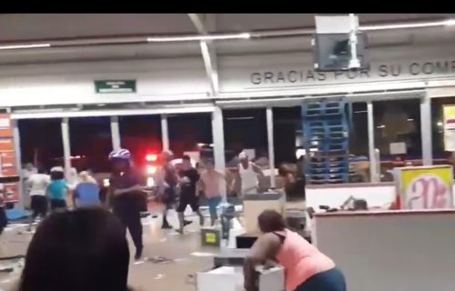 Snimak koji je šokirao svet: Panika od korone ili naprosto masovna pljačka tržnog centra?! (VIDEO)