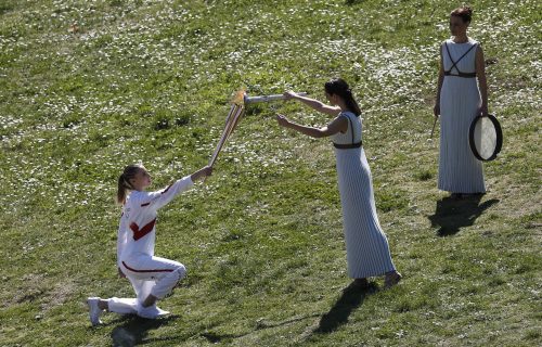 KONAČNO NEŠTO LEPO! Olimpijski plamen krenuo svoj put ka Tokiju! (FOTO)