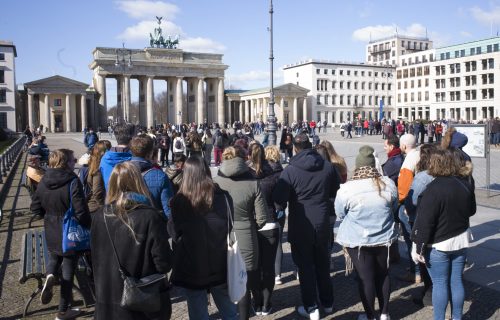 Merkelova apeluje: Ograničiti kontakte, daleko smo od vakcine