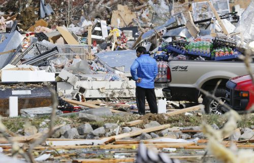 Katastrofa: 22 žrtve tornada, 50.000 kuća bez struje, nevreme pogodilo TV stanicu usred programa (VIDEO)