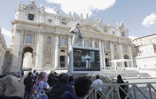 Papa se taman navikao na masku: Vatikan traži da se vrate mise sa okupljanjem!