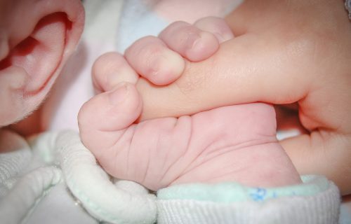 IZLEČEN NAJMLAĐI PACIJENT: Jednomesečna beba se oporavila od virusa