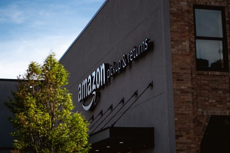 Amazon će morati da plati debelu kaznu: Izgubili su spor, a samo iz Francuske je bilo 10.000 prijava