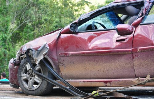 Nesvakidašnja nesreća u Futogu: Skupocenim automobilom se zakucao u kući (FOTO)