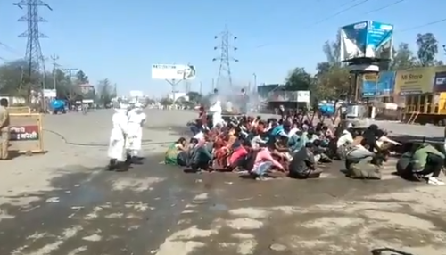 "ZATVORITE OČI I USTA"! Uznemirujući snimak iz Indije, IZBELJIVAČEM prskaju ljude zbog korone? (VIDEO)
