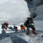 Jedini preživeli član prve planinske ekspedicije na Mont Everest: Trebalo bi smanjiti broj penjača, mnogo smeća ostavljaju za sobom