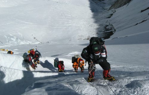 STRANCI ĆE MORATI U KARANTIN: Mont Everest zatvoren zbog koronavirusa!