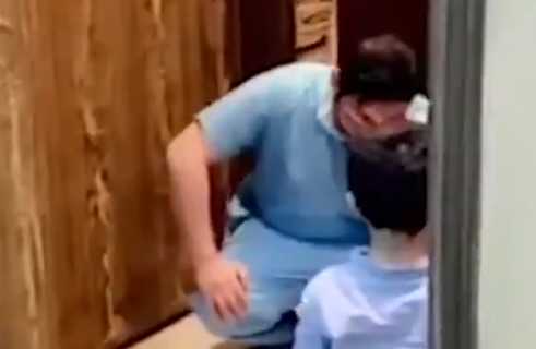 DIRLJIV susret: Otac se slomio i ZAPLAKAO jer je morao da odbije zagrljaj sina (VIDEO)