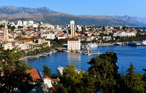 Nova PROVOKACIJA iz Dalmacije! Na spomeniku žrtvama NOB-a osvanuo USTAŠKI POZDRAV (FOTO)