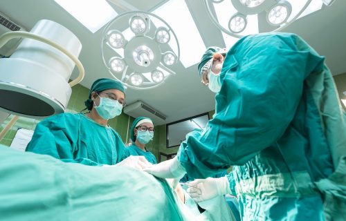 Prvi put u Srbiji: U Tiršovoj laparoskopskom metodom operisan TUMOR nadbubrežne žlezde kod deteta