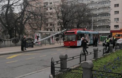 Stoje trole u centru grada, na kontaktnu mrežu pala bandera (FOTO)