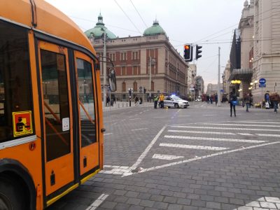 Drama u centru Beograda, automobilom uleteo na autobusko stajalište, povređena žena