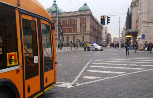 Drama u centru Beograda, automobilom uleteo na autobusko stajalište, povređena žena