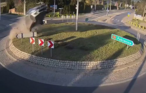 NESVAKIDAŠNJI UDES U POLJSKOJ: Suzuki preleteo kružni tok kao da je lansiran! (VIDEO)