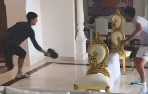 TAKMIČENJE NIKAD NE PRESTAJE! Inovacija! Novak u sobi napravio teren, ubiće ga Jelena ako nešto slomi! (VIDEO)