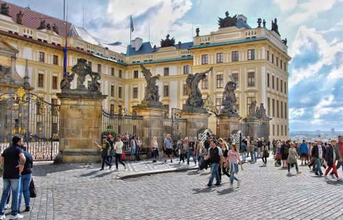 Češka zavijena u crno: Poznato stanje povređenih, skuplja se novac za porodice žrtava masakra u Pragu