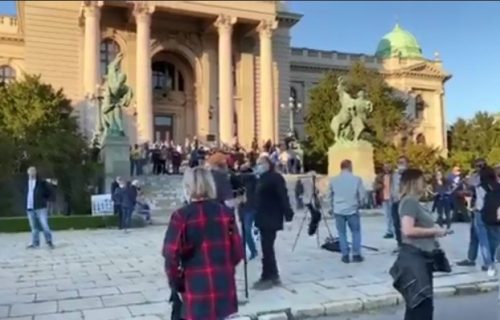 Krivične prijave i novčane kazne za sve koji su na protestu ispred Skupštine Srbije tokom policijskog časa!