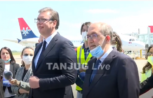 Srbija pomaže Italiji: Predsednik Srbije ispratio avion sa medicinskom opremom!