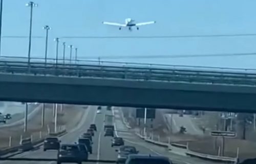 NEVEROVATNO! Avion sleteo na pun auto-put u Kanadi! (VIDEO)