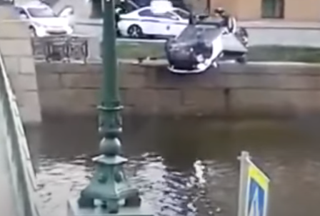 Scena kao na filmu! Rus bežao od policije, auto se prevrnuo, on ostao NEPOVREĐEN! (VIDEO)