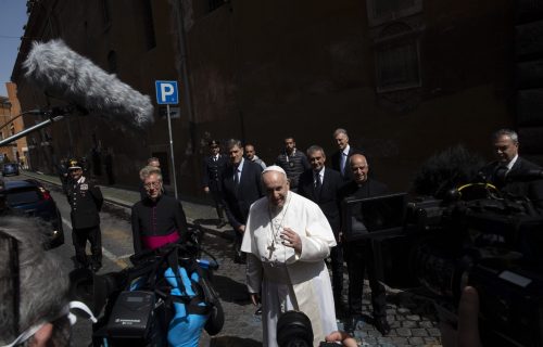 "Vreme je da se ukinu nejednakosti": Papa održao misu izvan vatikanskih zidina (FOTO)